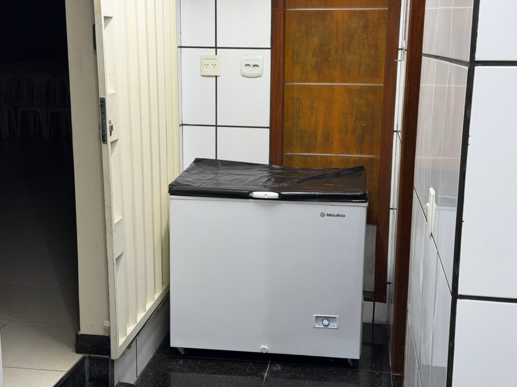 Freezer horizontal na cozinha do Espaço 759